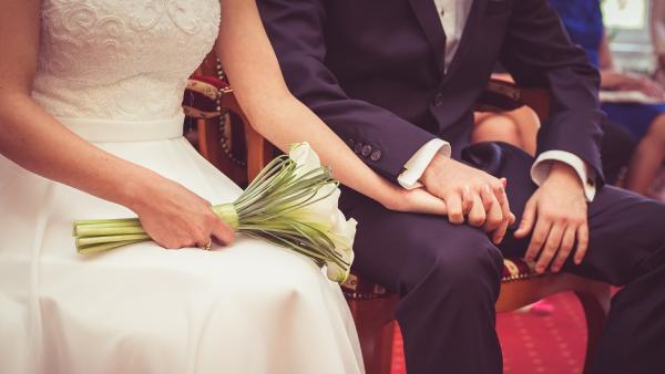 عروسان يتبرعان بتكاليف زفافهما للاسر العفيفة