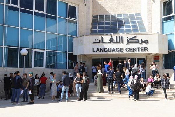 الأردنية تجري امتحانًا إلكترونيًّا لعشرة آلاف طالب