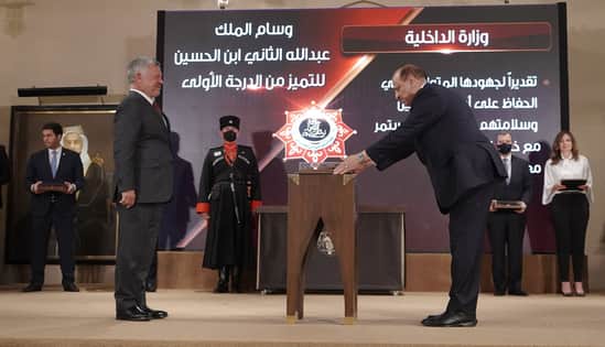 الملك ينعم على وزارة الداخلية بوسام الملك عبدالله الثاني ابن الحسين للتميز من الدرجة الأولى