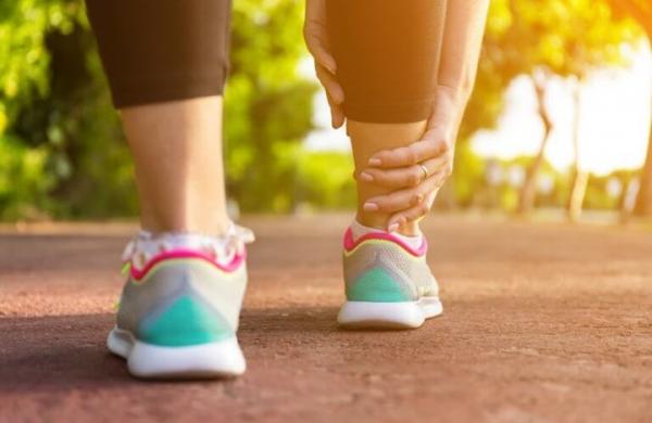 5 علاجات بسيطة للتخلص من تورم القدمين