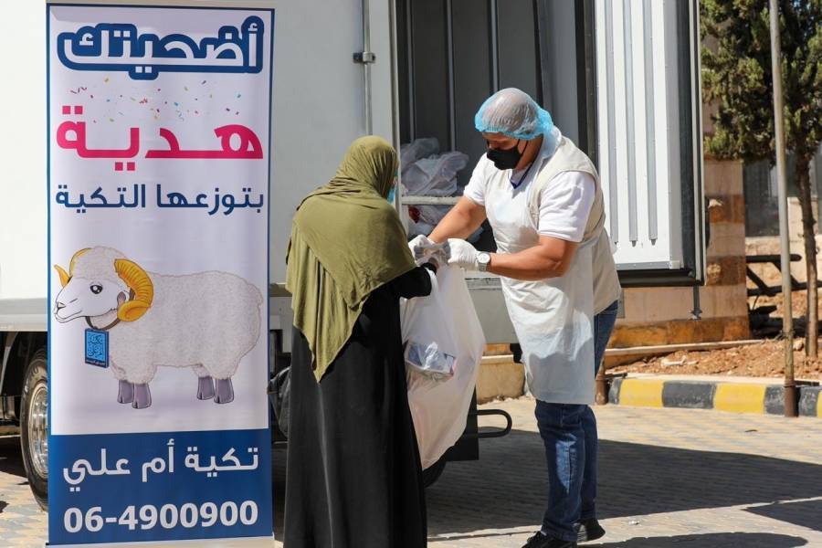 تكية أم علي توزع لحوم الأضاحي على الأسر المنتفعة من برامجها