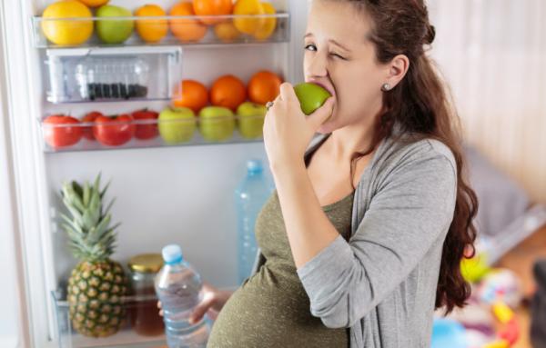3 تفسيرات علميّة توضح سبب حبّ المرأة الحامل لتناول الطعام بكثرة