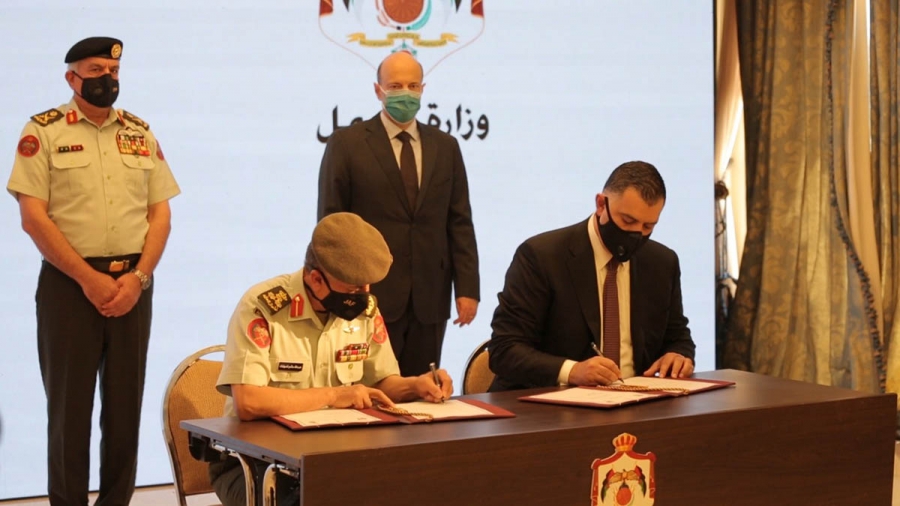 الرزاز يرعى توقيع مذكرة تفاهم بين العمل والقوات المسلحة لإعادة تفعيل خدمة العلم