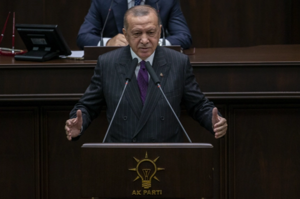أردوغان يغني طلع البدر علينا (فيديو)