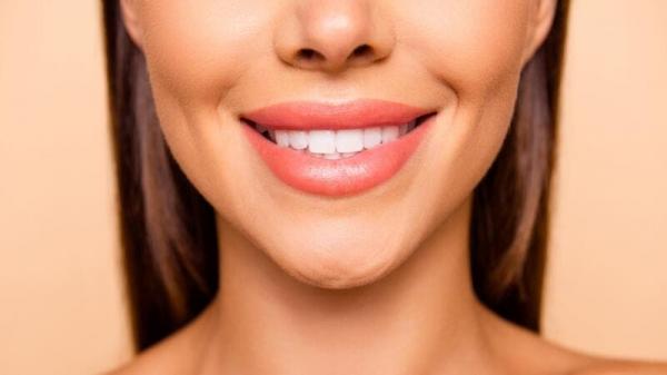 9 طرق مدهشة لأسنان بيضاء لامعة