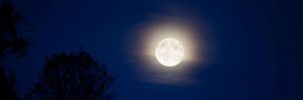 كيف يؤثر اكتمال القمر على صحتنا الجسدية والعقلية؟
