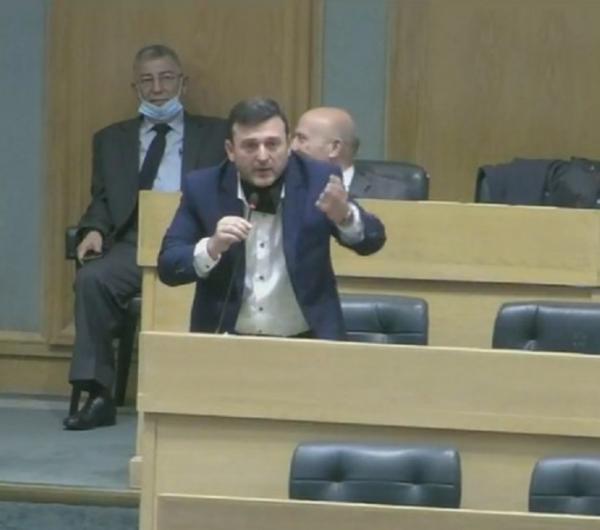 نائب يطلب التصفيق له تحت قبة البرلمان
