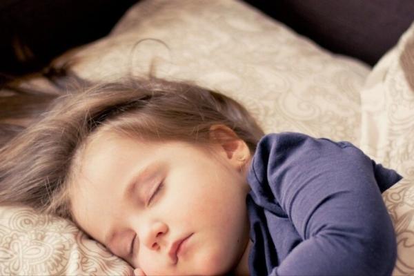 12 خطوة لنوم طفلك في سريره طوال الليل