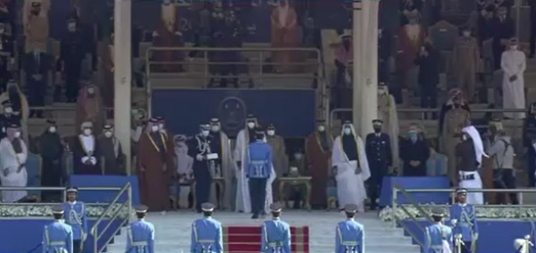 أمير قطر يكرم الضابط العجارمة (فيديو)