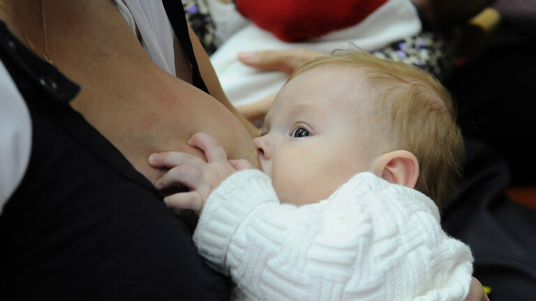 خبراء روس يكشفون فضل حليب الأم في مقاومة الرضع لعدوى كورونا