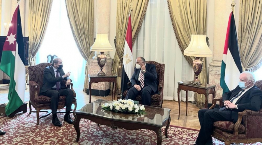 الصفدي يعقد اجتماعا تشاوريا مع وزيري الخارجية المصري والفلسطيني