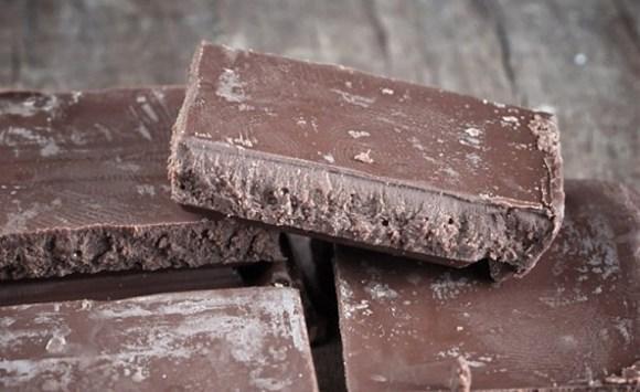 دراسة تكشف دور الشوكولاتة في خسارة الوزن