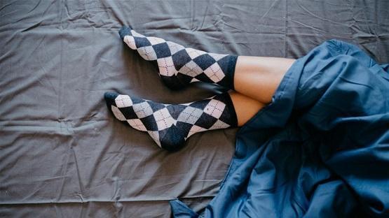 فوائد ارتداء الجوارب أثناء النوم