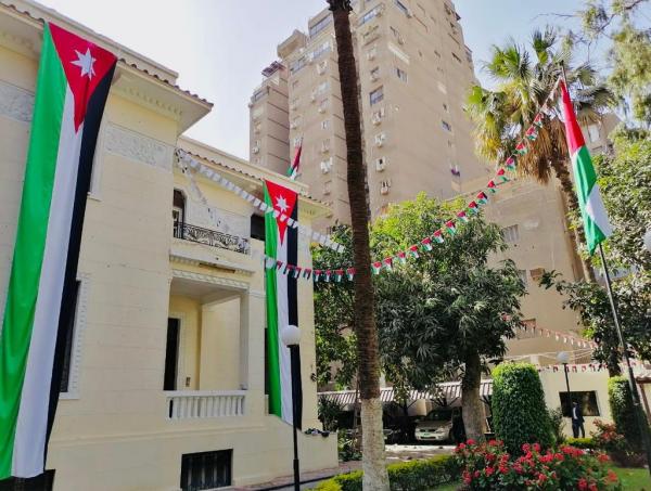السفارة الأردنية في القاهرة تتزين بالعلم الأردني