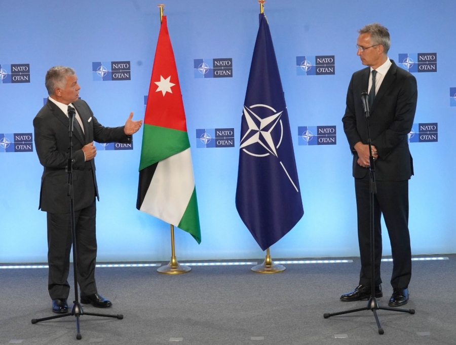 الملك يجتمع مع الأمين العام لمنظمة حلف الناتو