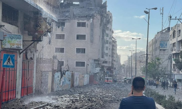 قوات الاحتلال الإسرائيلي تقصف وتدمر مكتب الهلال الأحمر القطري في قطاع غزة(صور وتغريدة)