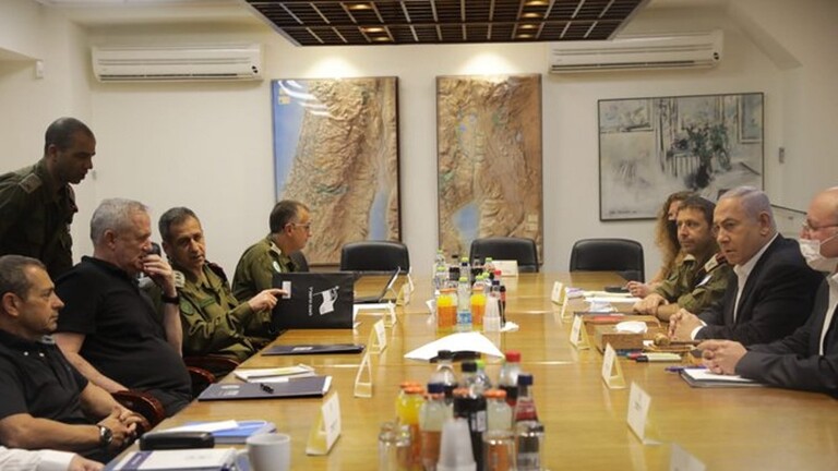 نتنياهو يعلن بعد اجتماع مع كبار المسؤولين عن استمرار ضرب الأهداف في قطاع غزة