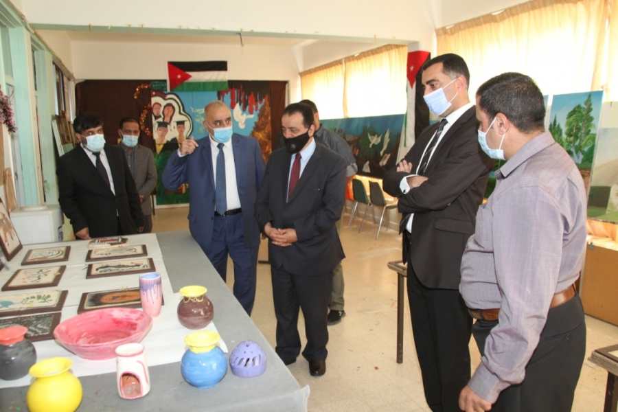 رئيس جامعة آل البيت يفتتح معرضاً فنياً احتفاءً بعيد الاستقلال ومئوية الدولة الاردنية