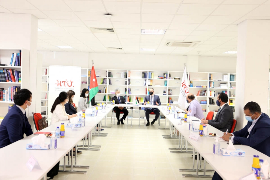 السفير الياباني يزور جامعة الحسين التقنية ويطلع على برامجها التعليمية