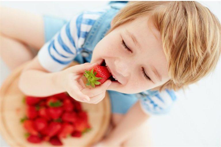 أهمية خاصة للأطفال.. الفراولة كنز فوائد صحية