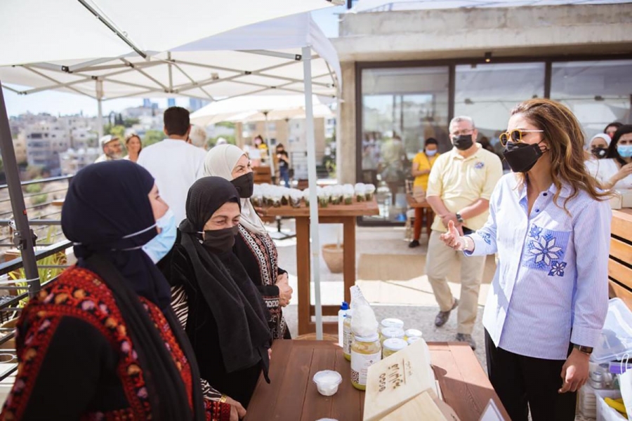 الملكة رانيا العبدالله تلتقي عدداً من المزارعين وأصحاب المشاريع المنزلية المستفيدين من موقع دبين الالكتروني