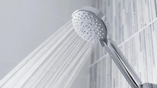 ما تأثير الاستحمام بالماء الساخن في الصباح؟