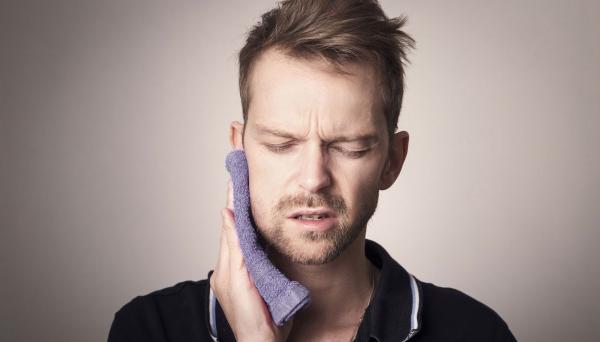 5 علاجات منزلية لتخفيف ألم الأسنان المفاجئ