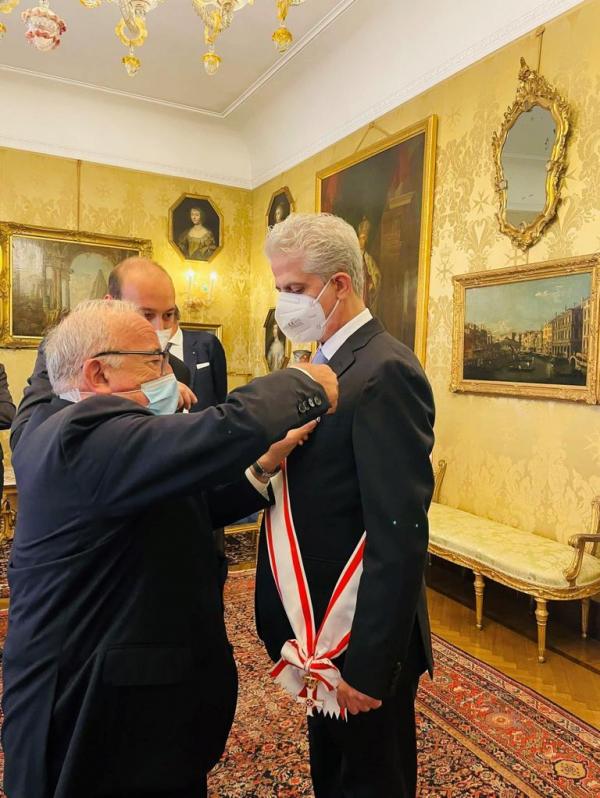 السفير الأردني خوري يتسلم وسام الصليب الأكبر من الطبقة العليا للمستشارية العسكرية لفرسان مالطا