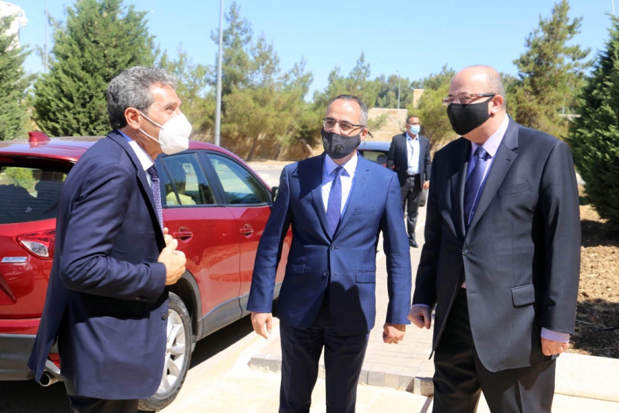 السفير الايطالي يزور جامعة الحسين التقنية ويطلع على برامجها التعليمية