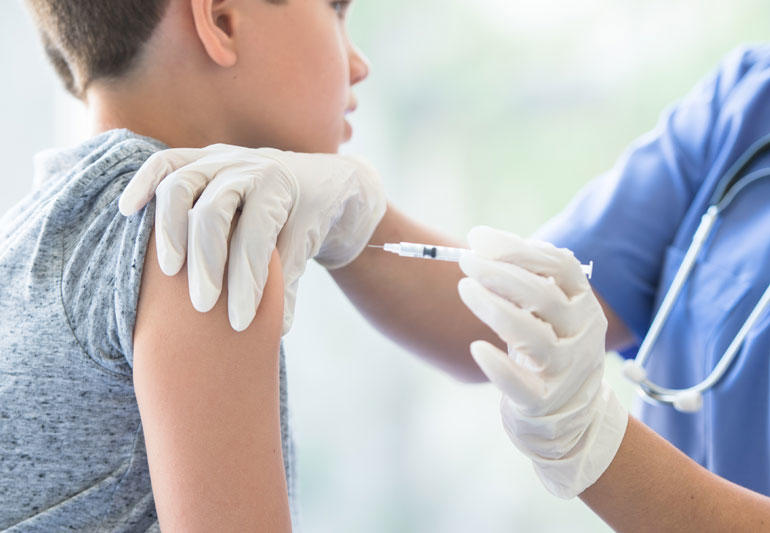 فتح مراكز التطعيم لمن تجاوز 12 عاما الأحد