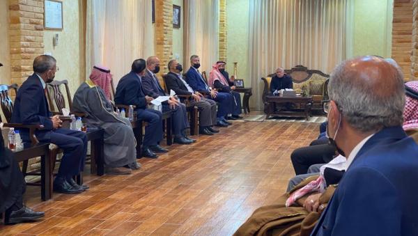 الملك يلتقي  شخصيات بمنزل الشيخ ضيف الله القلاب في محافظة الزرقاء