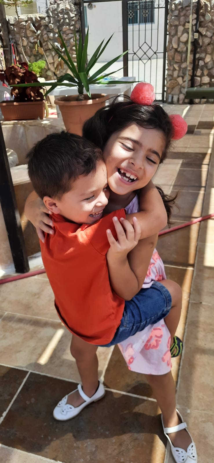 الطفلين سيف ومها لحظة فرح بحضن عمان