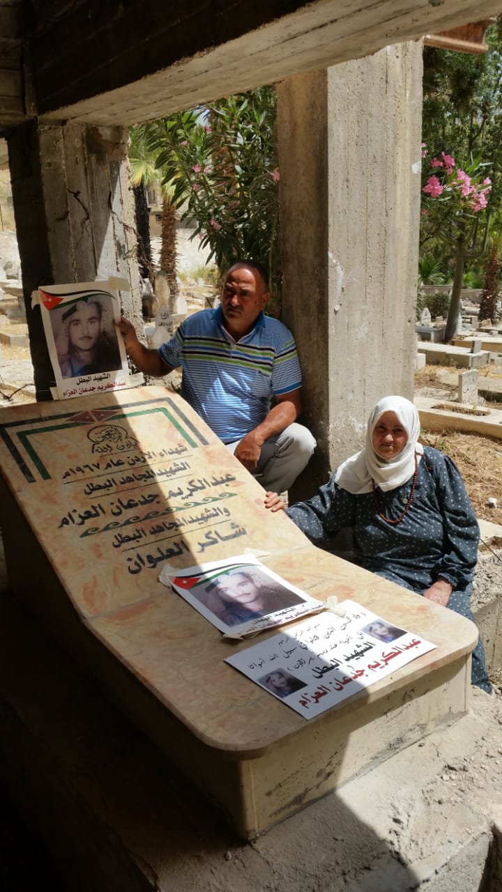 سبعينية فلسطينية تعتني بقبر شهيدين أردنيين على ثرى فلسطين منذ 54 عاما