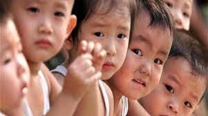 الصين: تعديل قانوني يسمح للزوجين بإنجاب ثلاثة أطفال