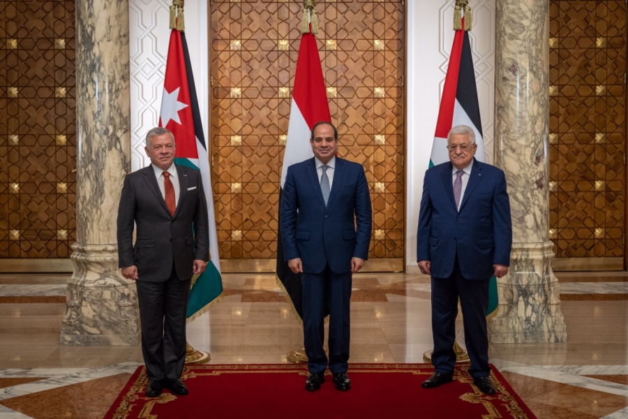 الملك والرئيسان المصري والفلسطيني يعقدون قمة ثلاثية في القاهرة