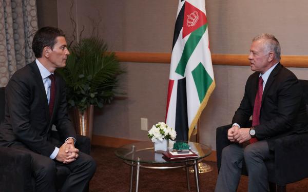 الملك يؤكد لرئيس لجنة الإنقاذ الدولية استمرار الأردن بتقديم الخدمات الصحية والتعليمية والإنسانية للاجئين السوريين