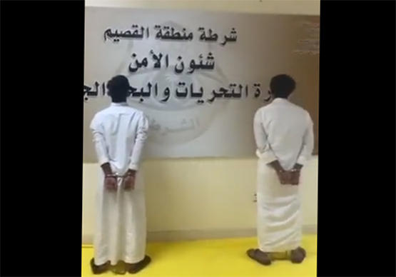 القبض على 3 سعوديين تحرشوا بفتاة  فيديو