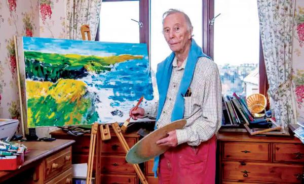بريطانيا .. فنان يمتهن الرسم في السبعين وينال شهادته الجامعية بعمر 96 عاماً