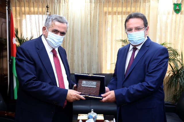 الجامعة الأردنية والسفارة الرومانية تبحثان أوجه التعاون