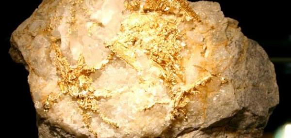 نقيب الجيولوجيين يكشف حقيقة وجود ذهب في صخور بالأردن