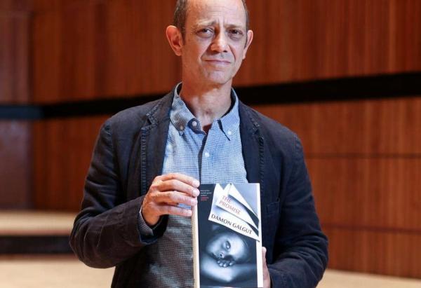 الروائي دامون غالغوت يفوز بجائزة بوكر للأدب