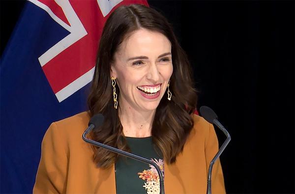 شاهد .. رئيسة وزراء نيوزيلندا تتعرض لموقف محرج خلال بث مباشر