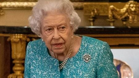 الملكة إليزابيث تثير القلق بسبب لون يديها  صورة