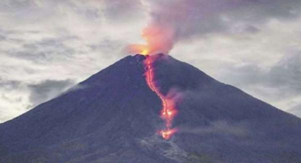ارتفاع حصيلة قتلى ثوران بركان في إندونيسيا إلى 45 شخصاً