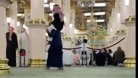 شاب يحمل والده على كتفيه في المسجد النبوي  فيديو