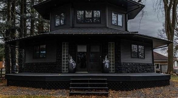 منزل أسود غريب للبيع بربع مليون دولار