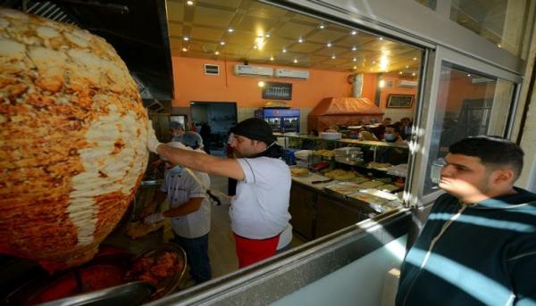 سيخ شاورما يزن أكثر من نصف طن بمطعم في ليبيا