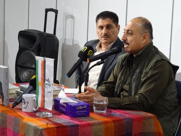غفور مخموري يوقع كتابه رسالتي من اجل كوردستان ويقول: لنا حقوق قومية