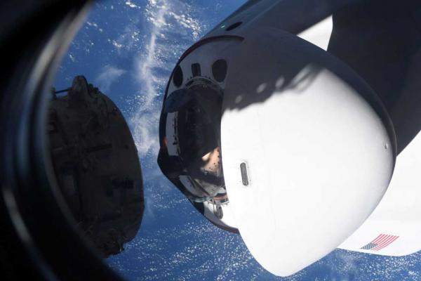 فريق من أربعة رواد فضاء يغادر محطة الفضاء الدولية عائداً إلى الأرض