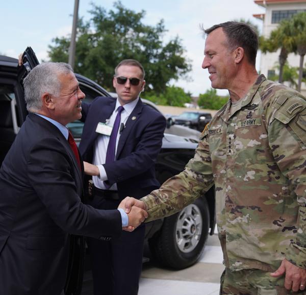 الملك يلتقي في تامبا مسؤولين عسكريين أمريكيين